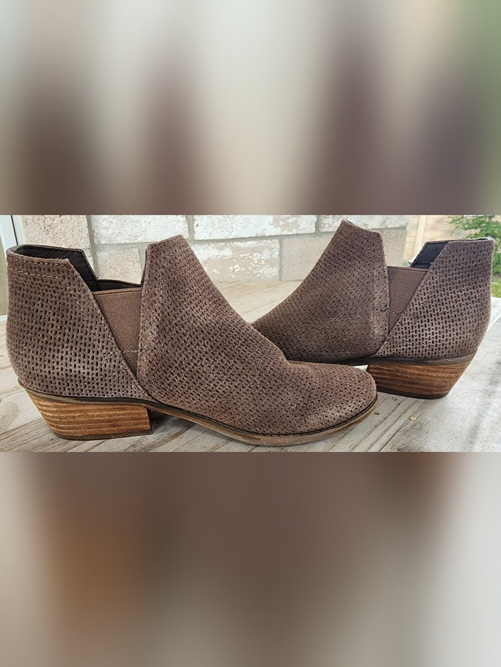 CROWN VINTAGE 7M Perforated Suede Cutout Ankle Booties Taupe Low Stacked Heel